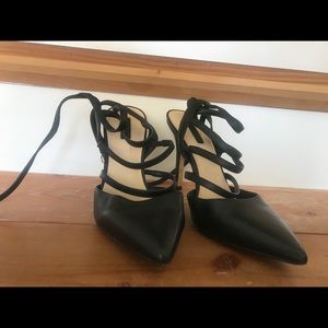 GUESS size 7 / 37 Black heels